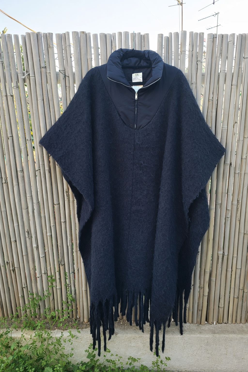 פונצו שחור מחמם עם גדילים