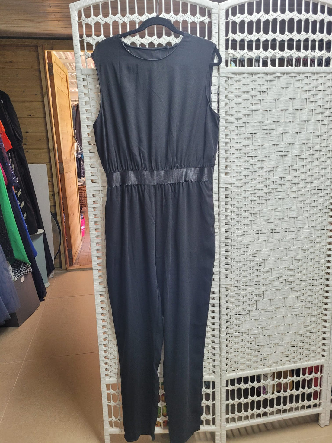 אוברול שחור צמוד עם גומי במרכז