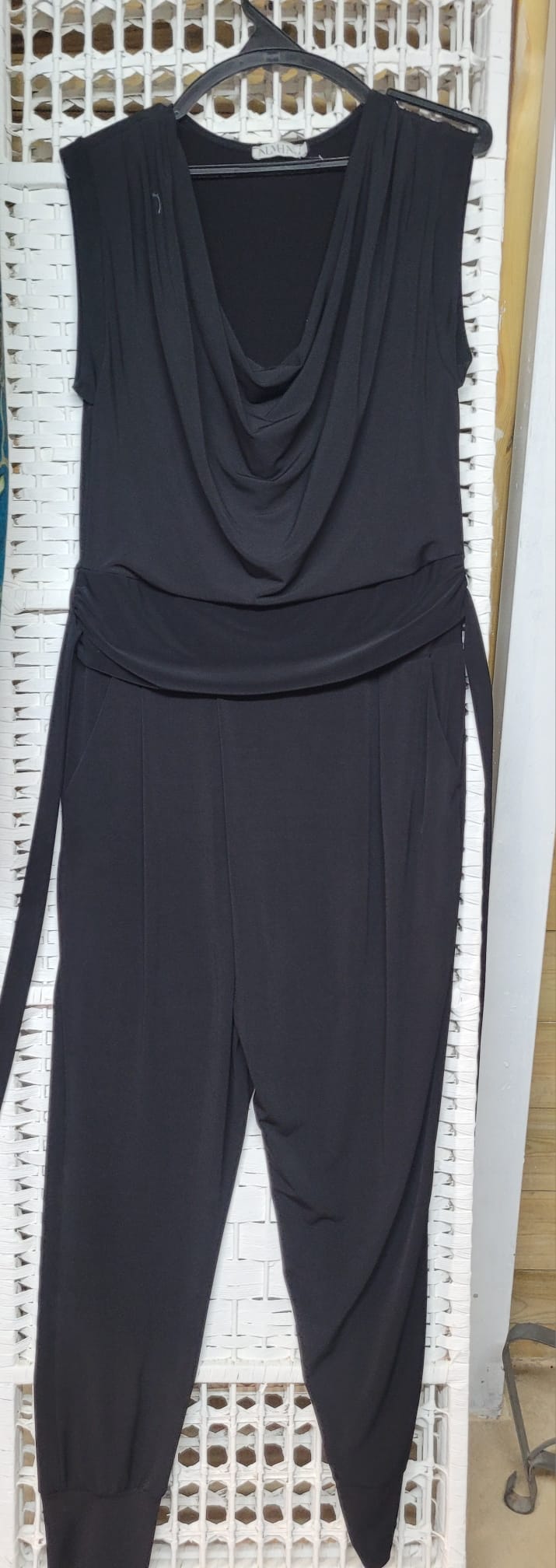 אוברול שחור בגזרת רבידה עם חגורת קשירה