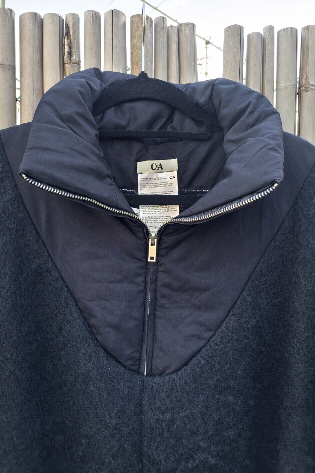 פונצו שחור מחמם עם גדילים