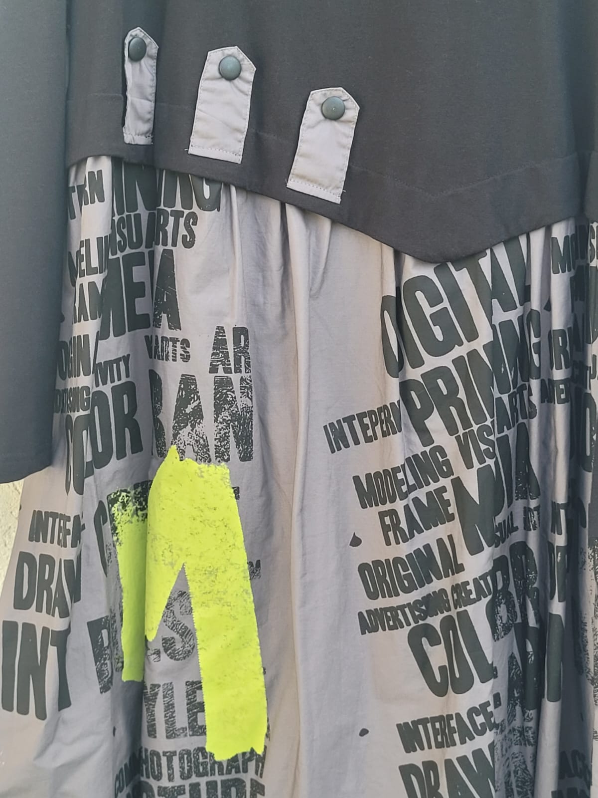 שמלה בהדפס עיתון