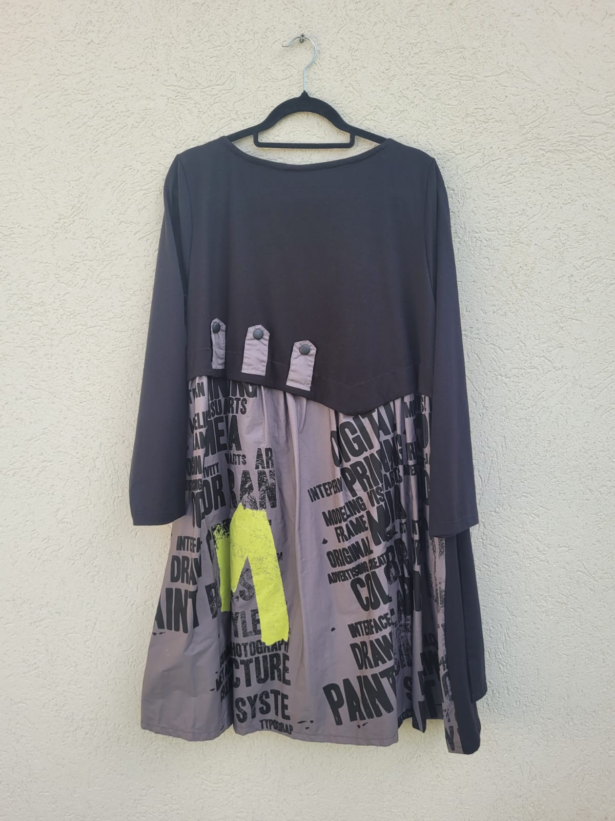 שמלה בהדפס עיתון