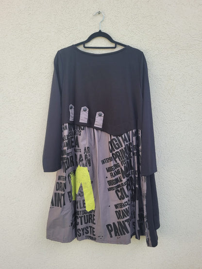 שמלה בהדפס עיתון