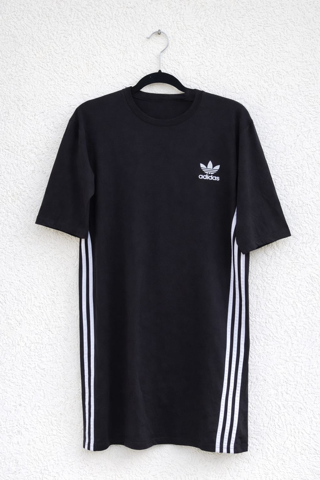 שמלת אדידס שחורה עם פסים לבנים