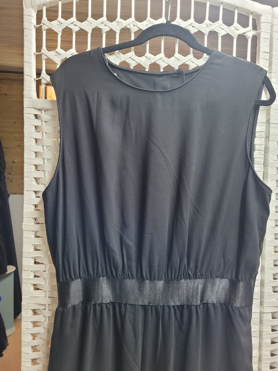 אוברול שחור צמוד עם גומי במרכז