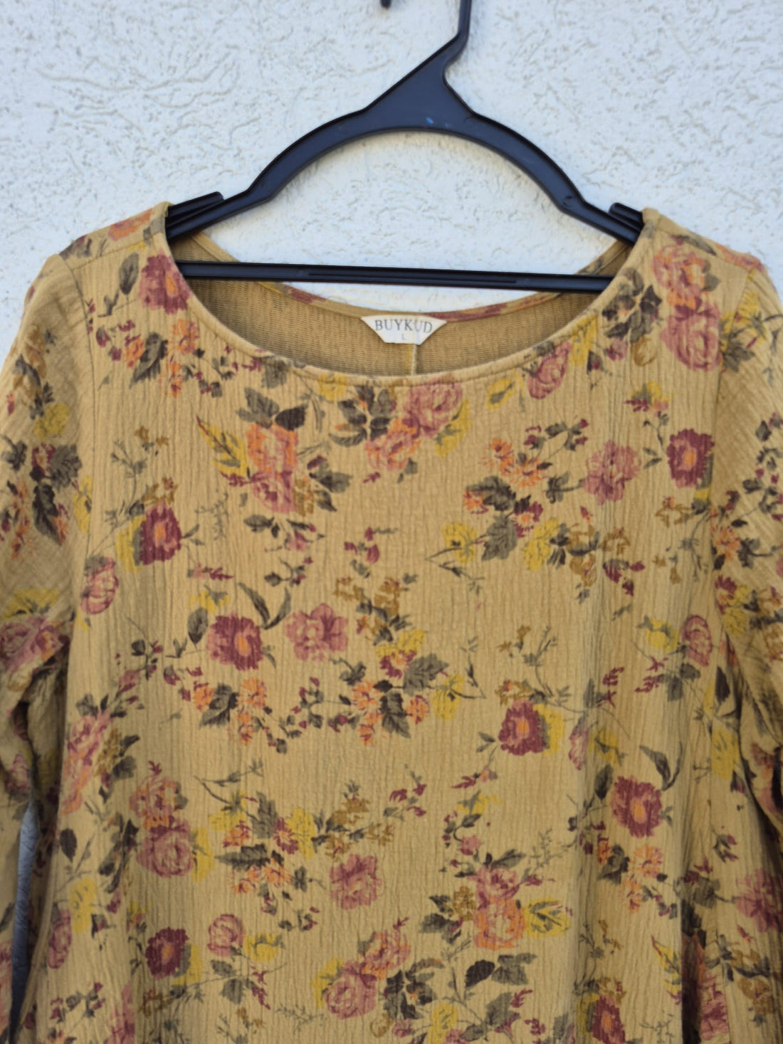 שמלת פרחונית על בסיס חרדל מבד טבעי