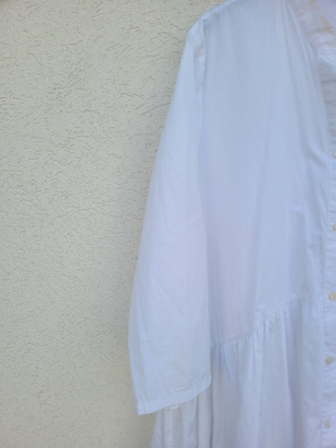 שמלה לבנה מכופתרת