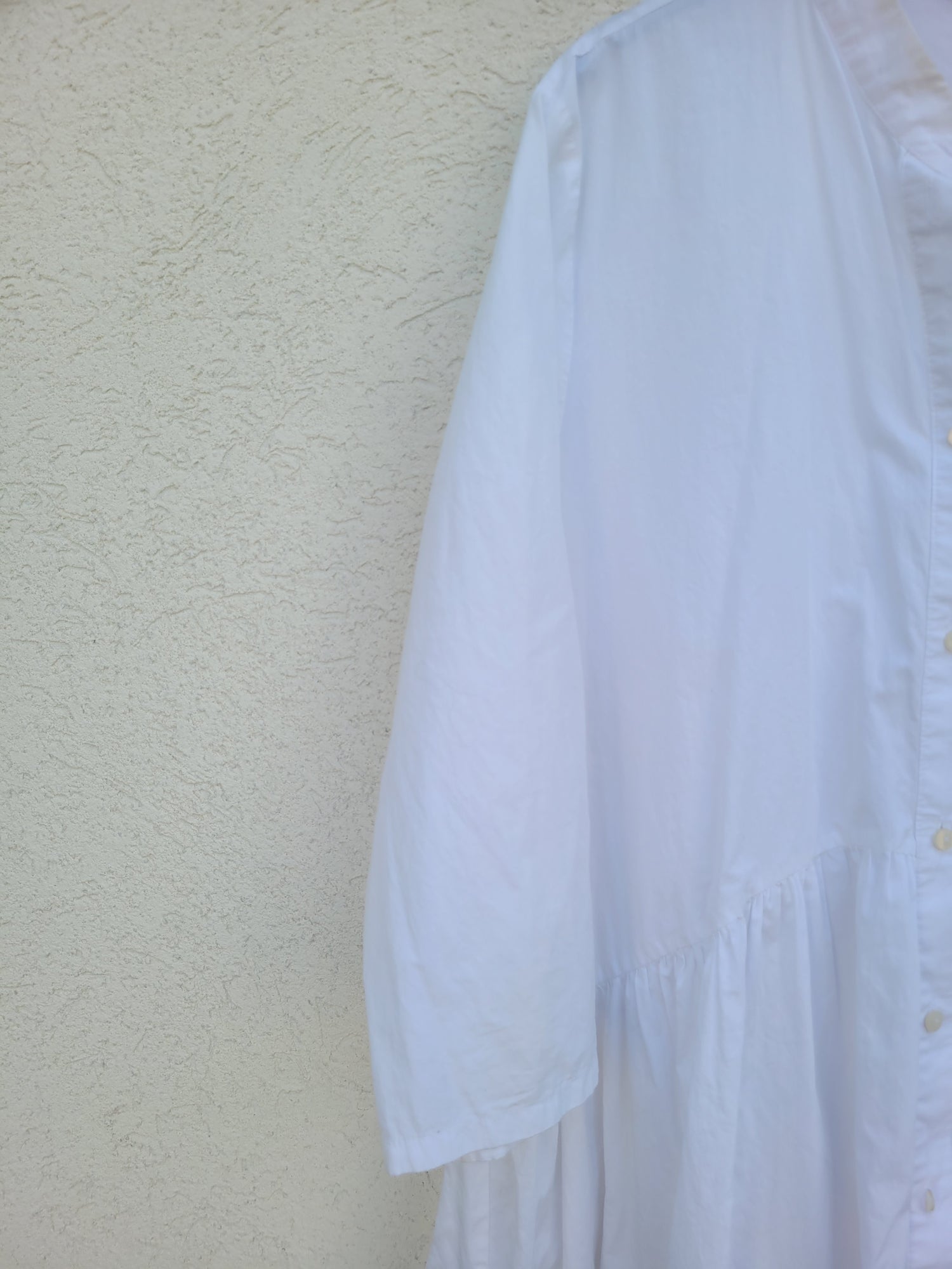 שמלה לבנה מכופתרת