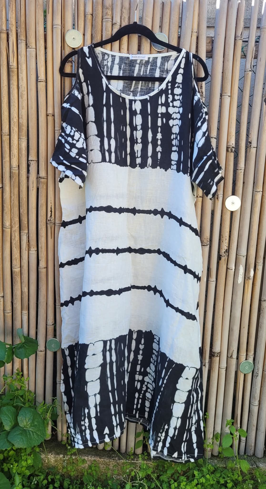 שמלת כתף קרה מקסי בשחור ולבן