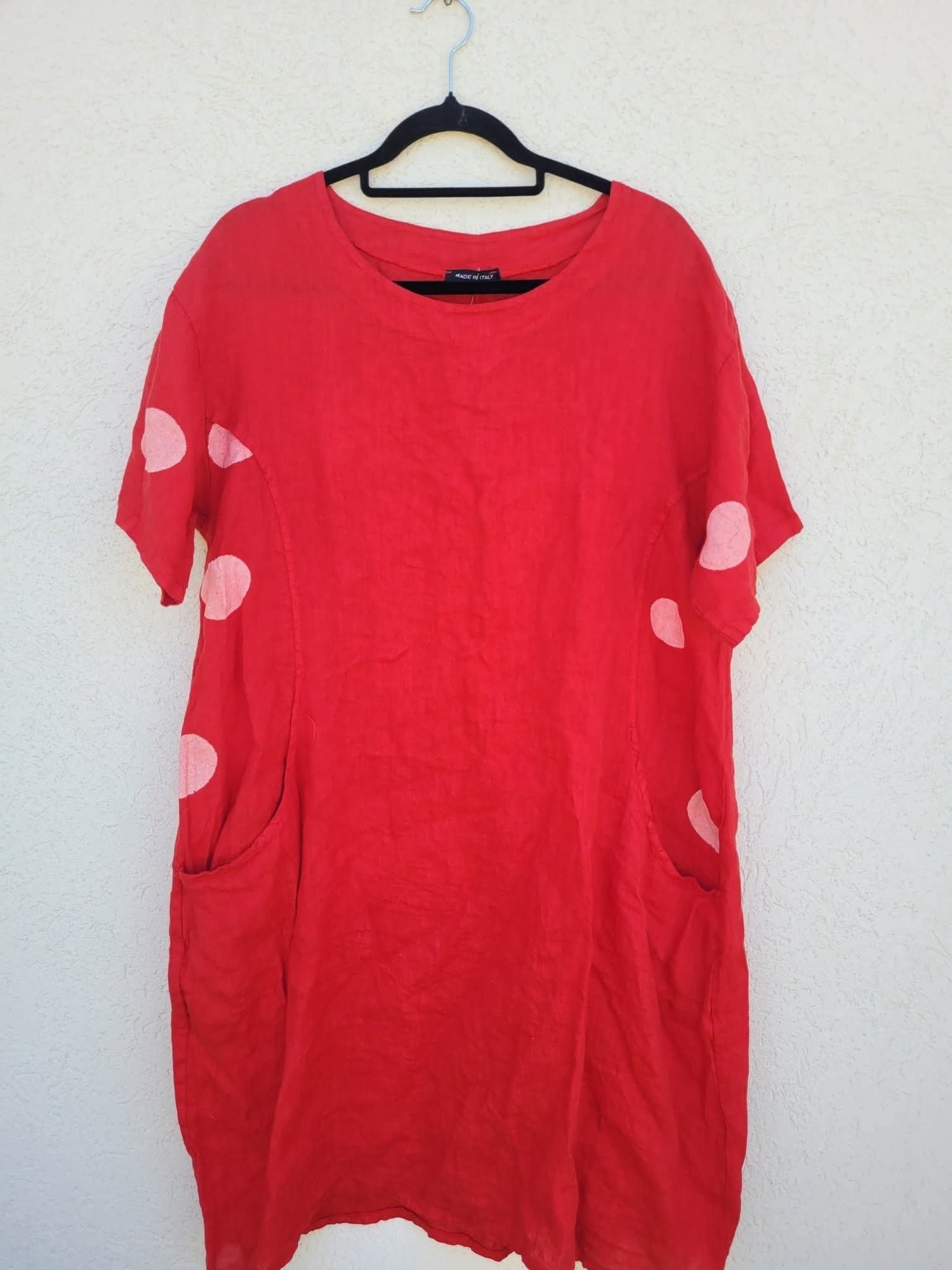 שמלת פשתן אדומה עם עיגולים