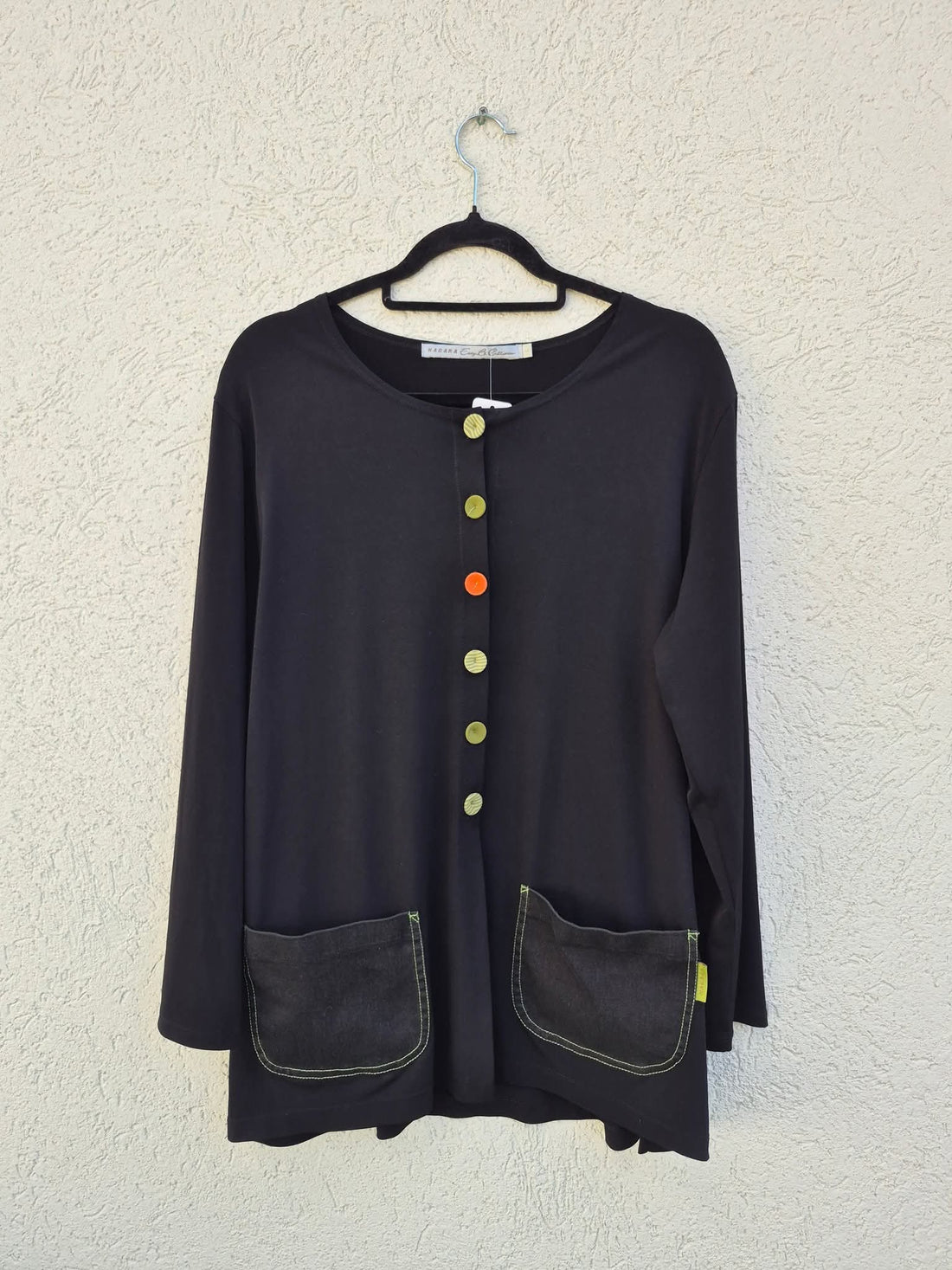 חולצת טוניקה שחורה עם כפתורים צבעוניים