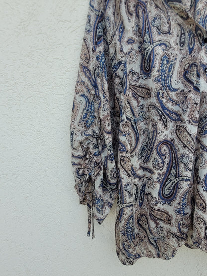 חולצה בהירה עם פסי זהב