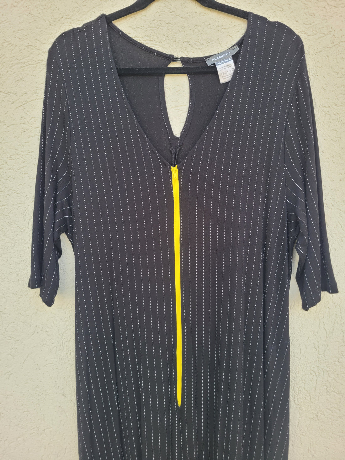 אוברול שחור עם פסים לבנים