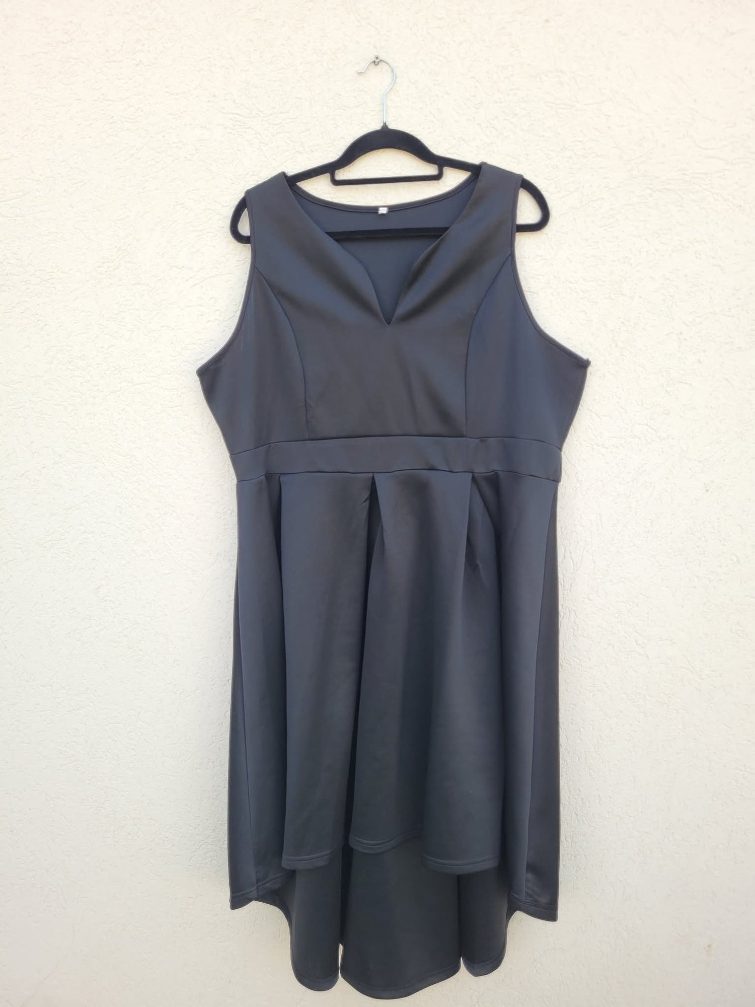 שמלת ערב שחורה בגזרה מחמיאה