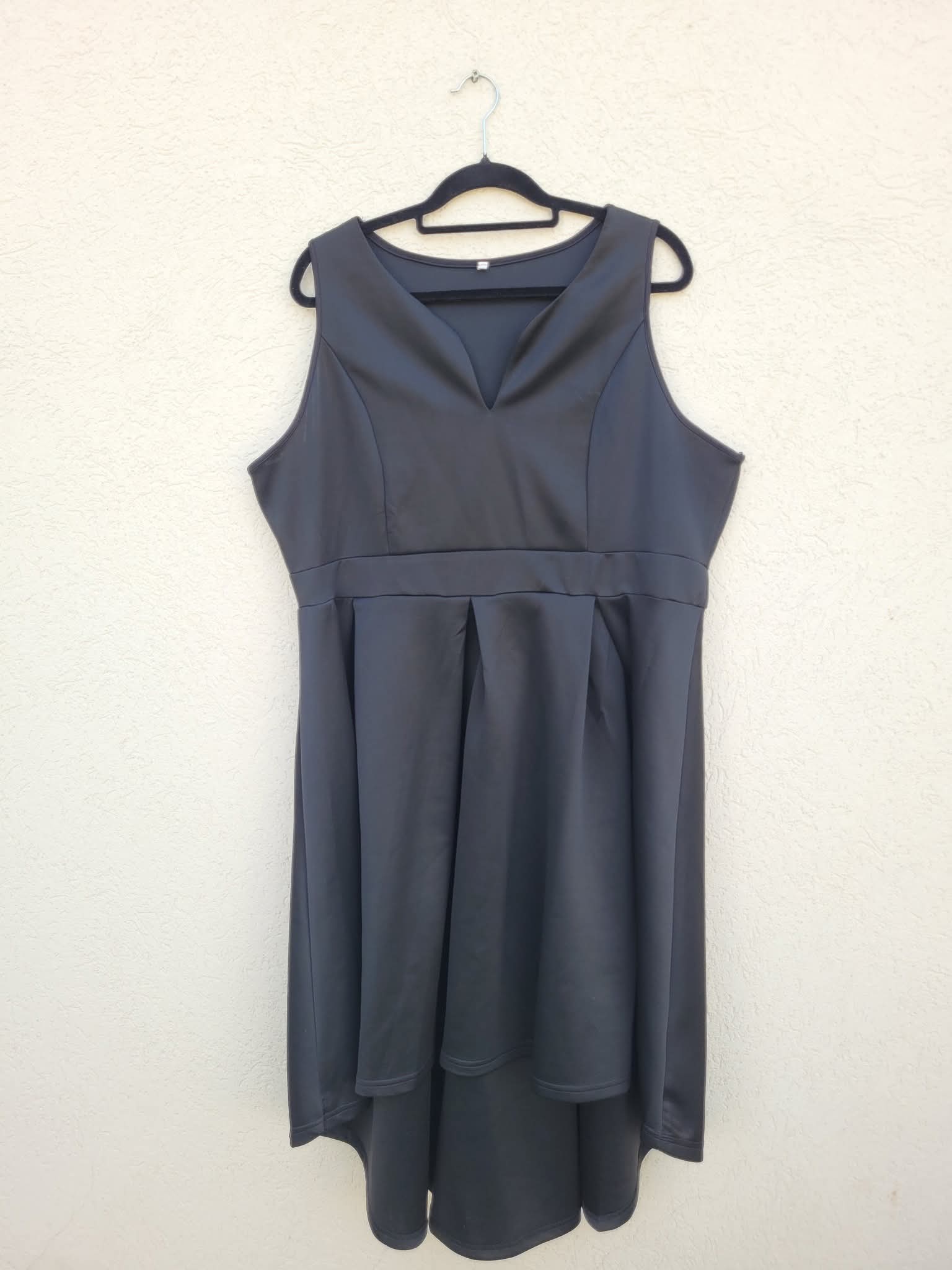 שמלת ערב שחורה בגזרה מחמיאה