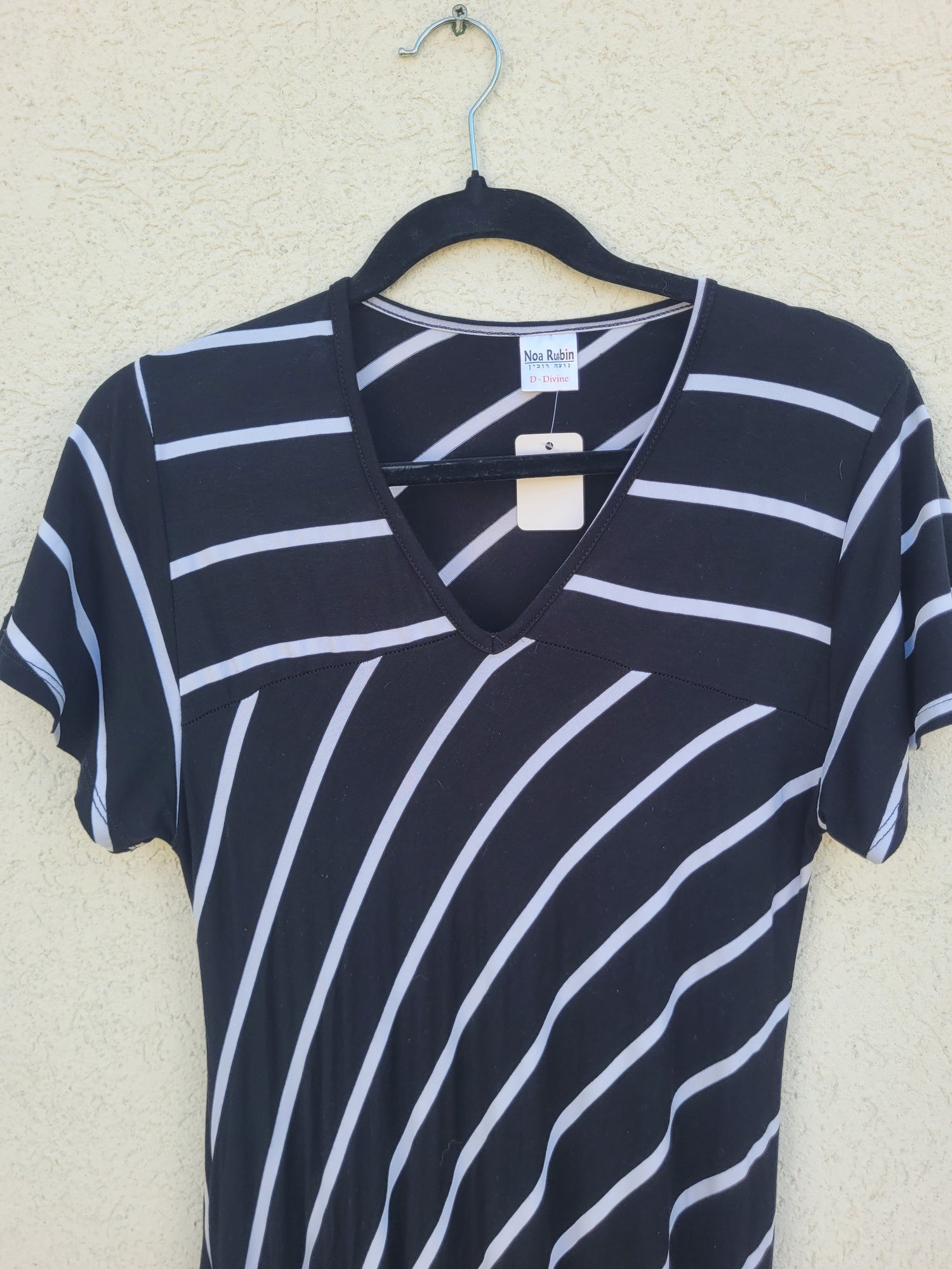 שמלה שחורה עם פסי איכסון לבנים