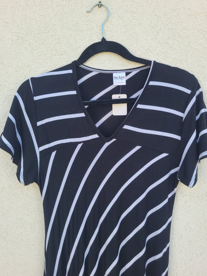 שמלה שחורה עם פסי איכסון לבנים