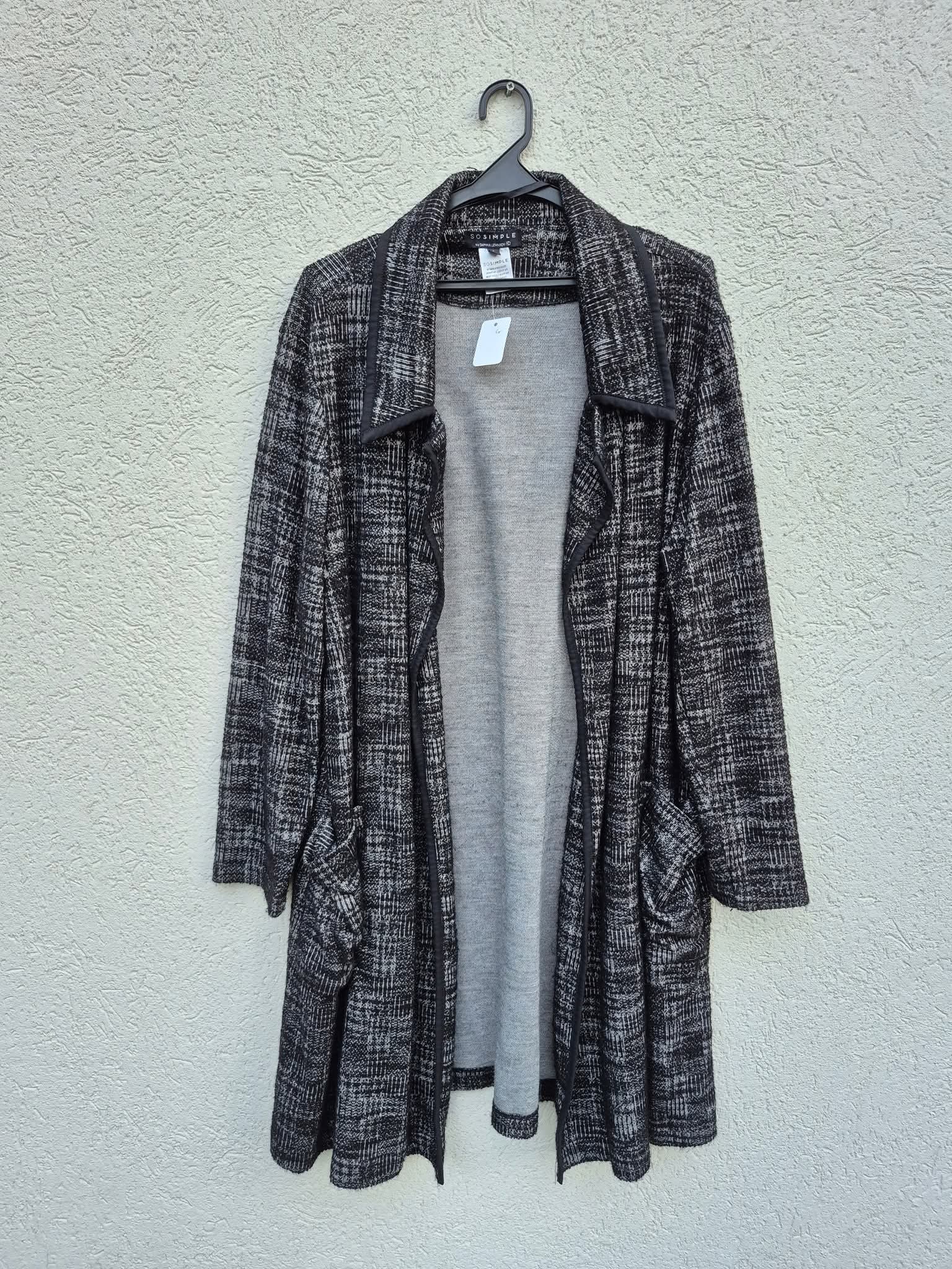 עליונית סריג אפורה ארוכה עם קונטור שחור