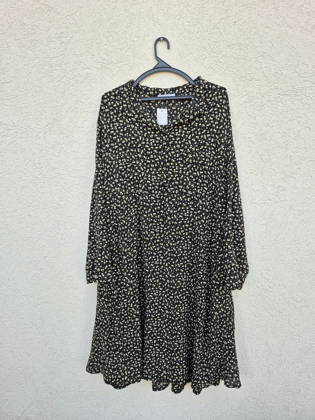 שמלה פרחונית עם שרוולים ארוכים