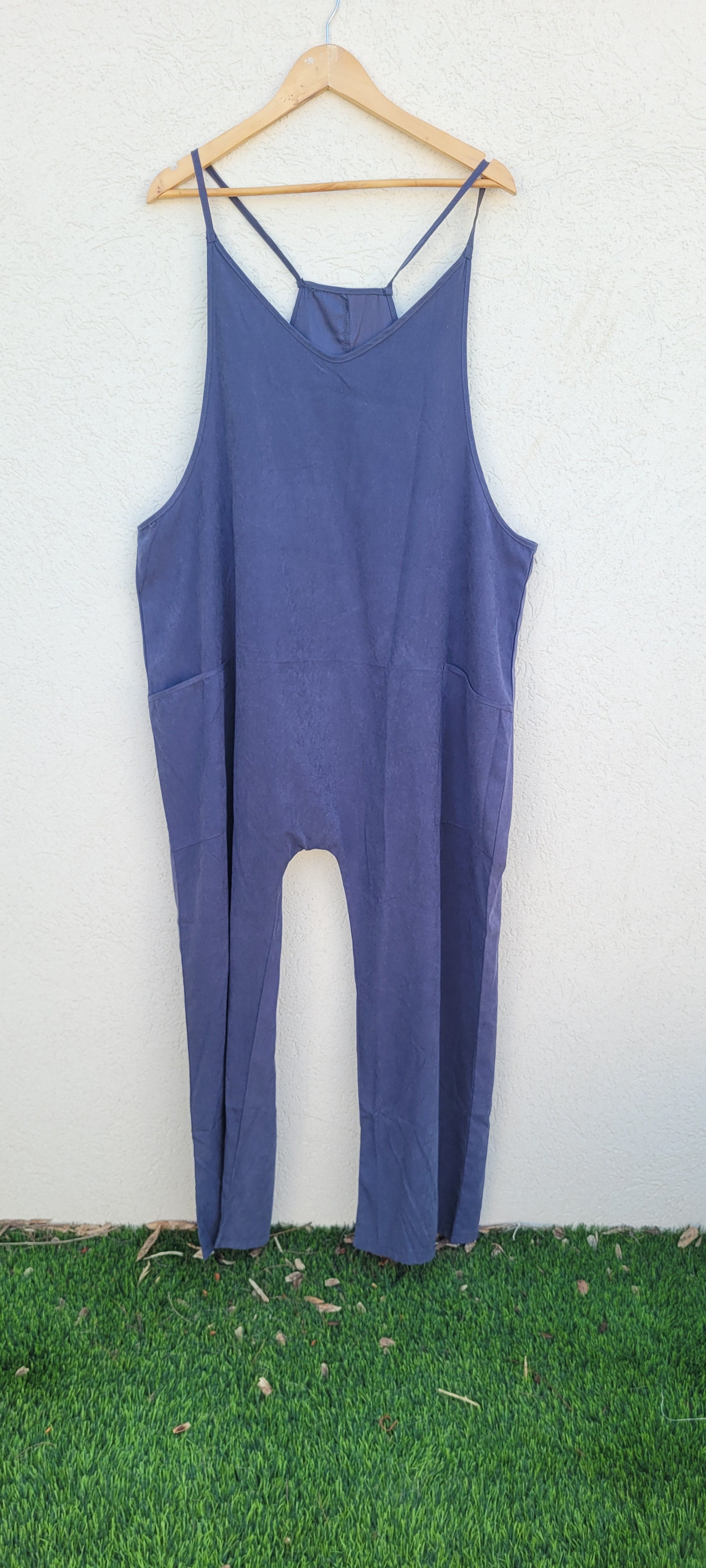 אוברול בגזרת שקי כחול מבד עם מגע משי