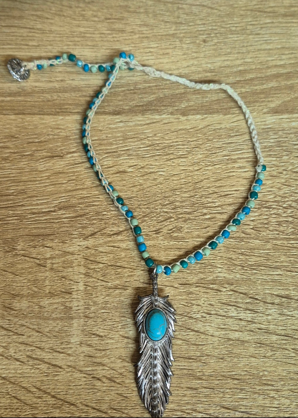 שרשרת צמודה עם נוצה