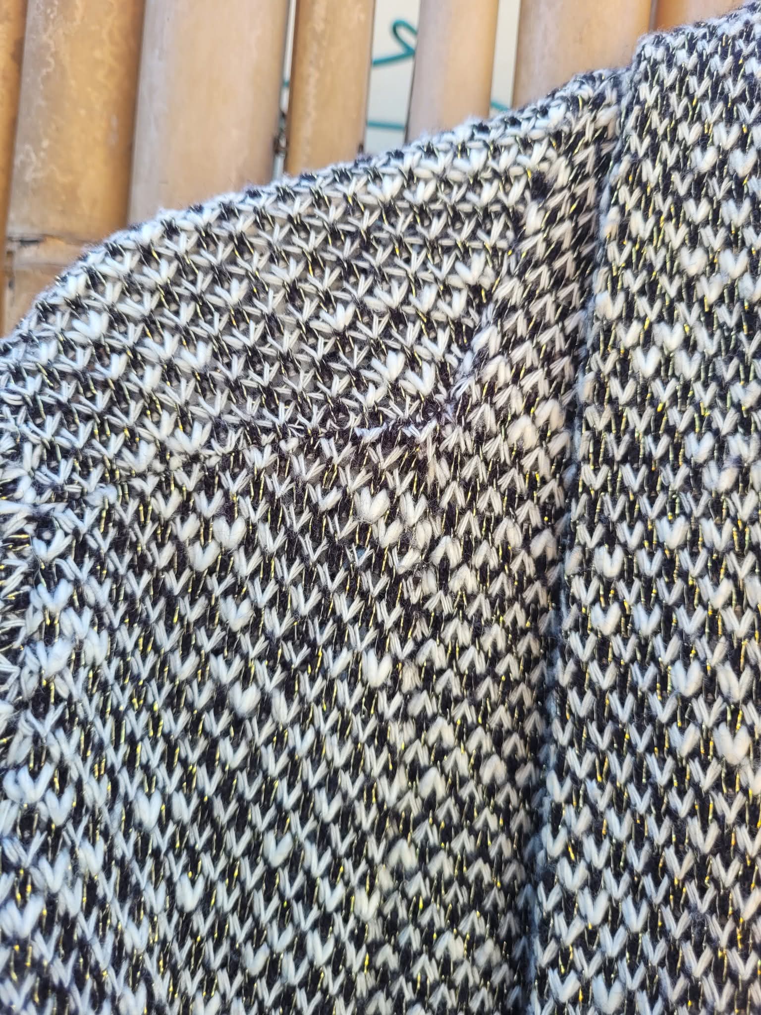 עליונית פתוחה בשחור ולבן עם חוטי זהב