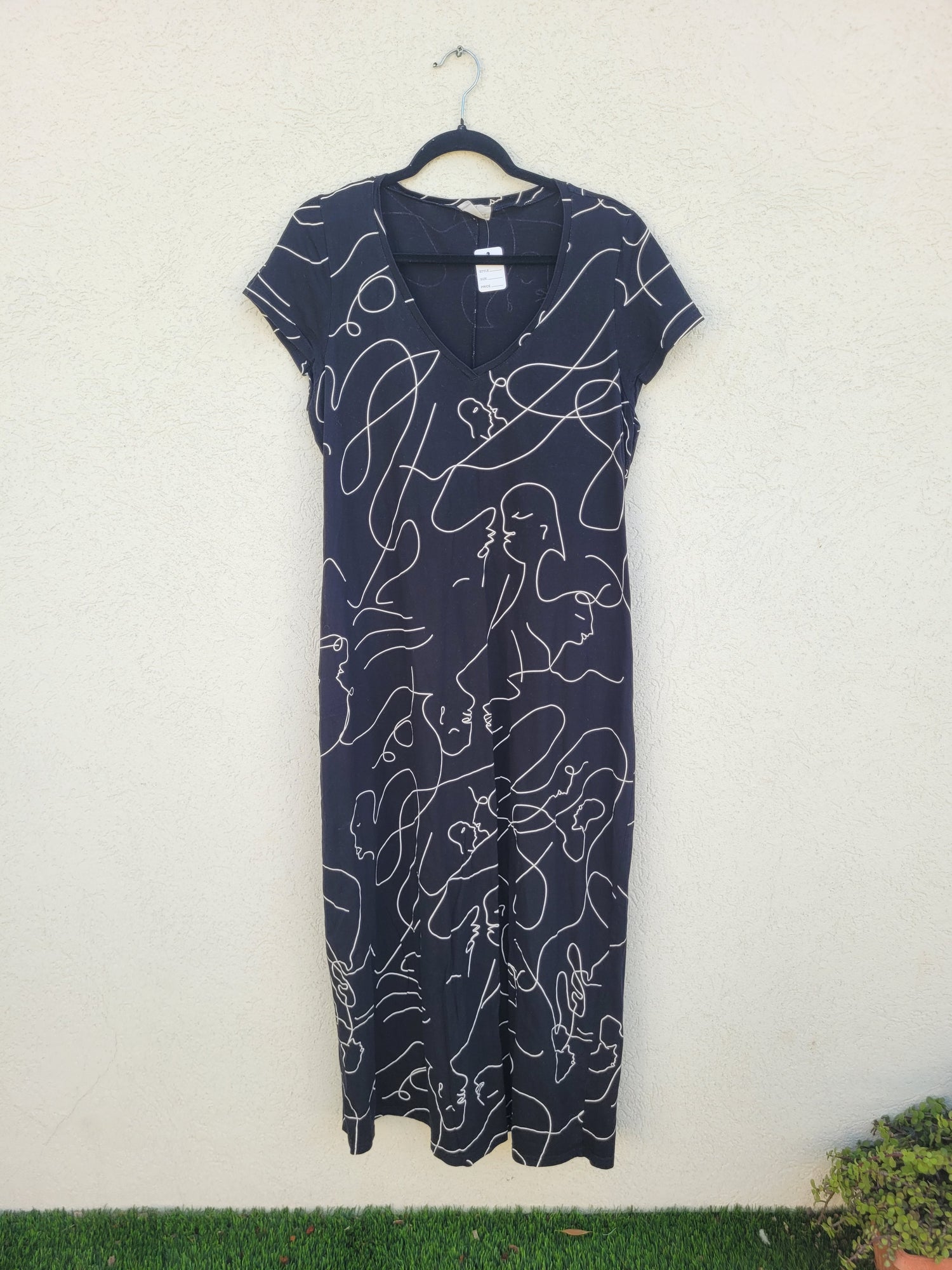 שמלה שחורה עם הדפסים לבנים