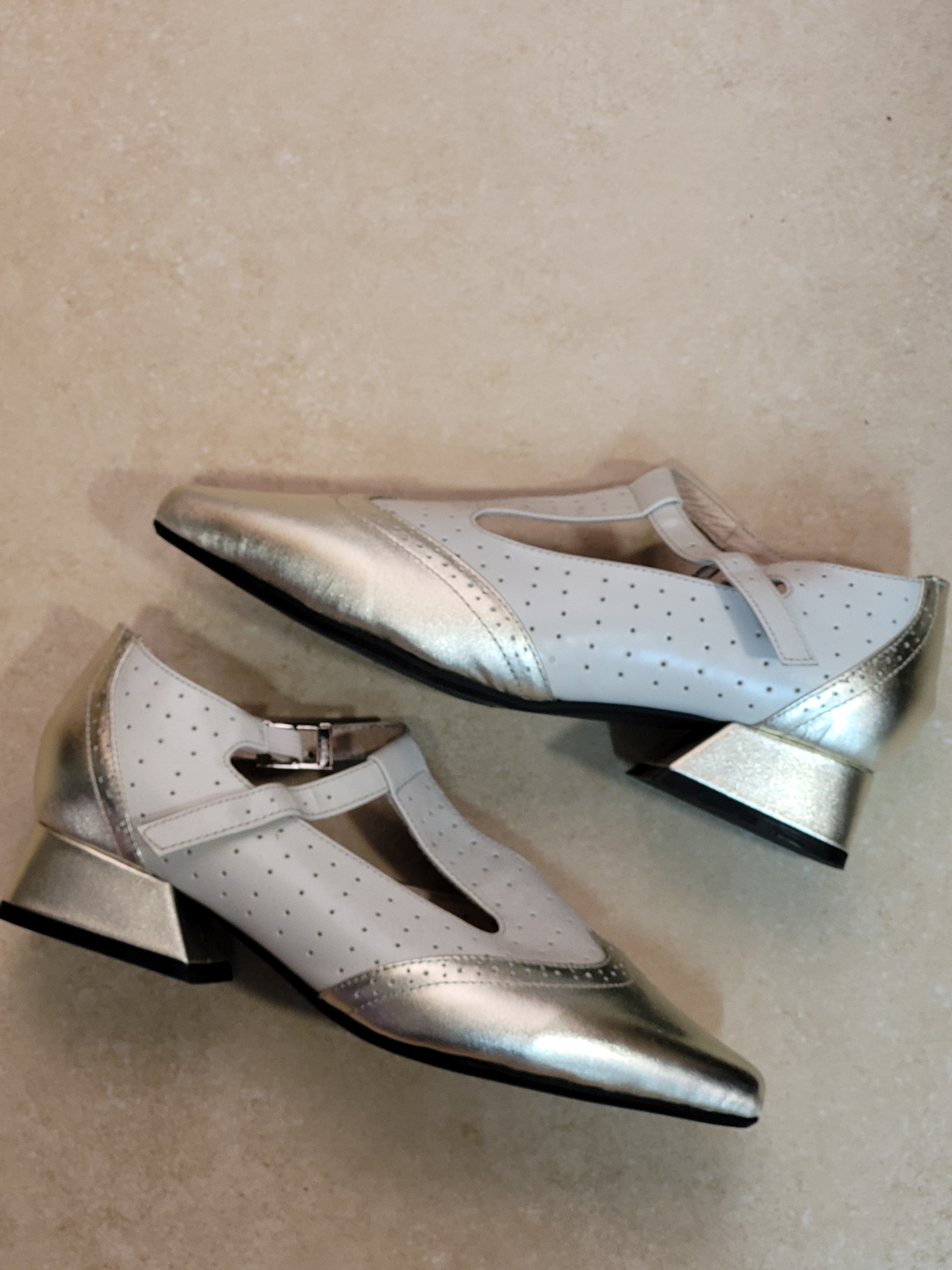 נעלי בובה לבן וכסף מידה 38