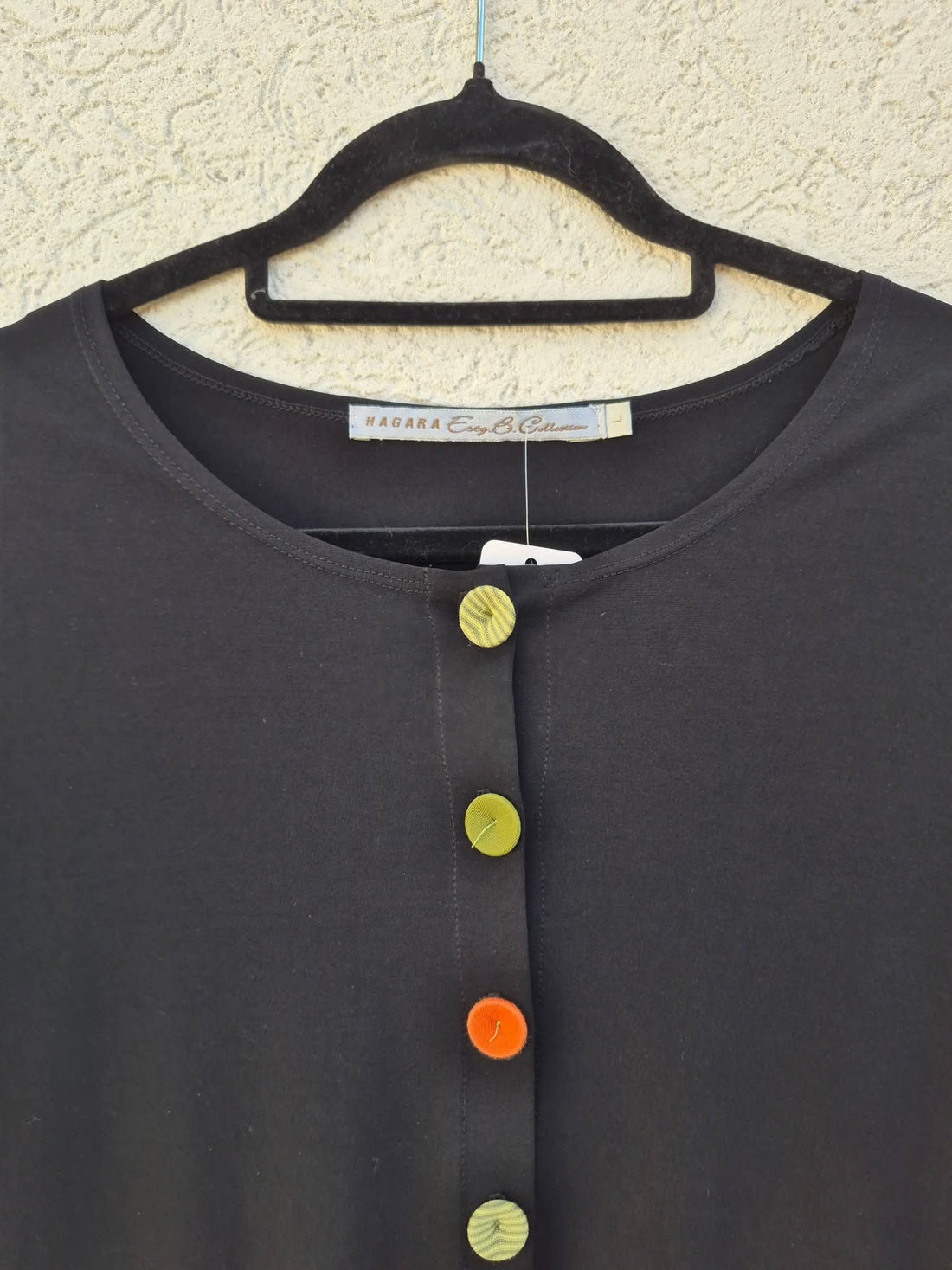 חולצת טוניקה שחורה עם כפתורים צבעוניים