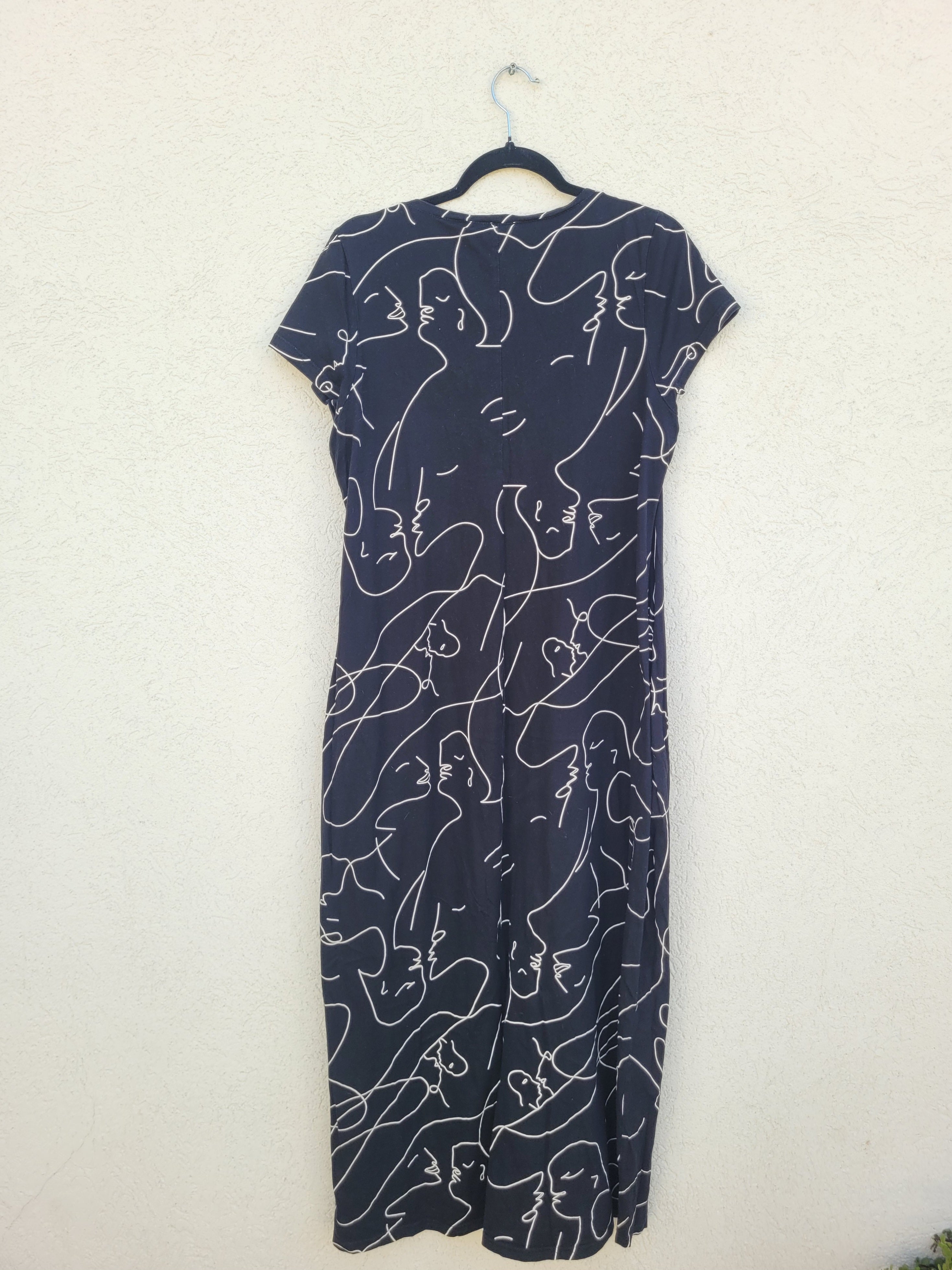 שמלה שחורה עם הדפסים לבנים