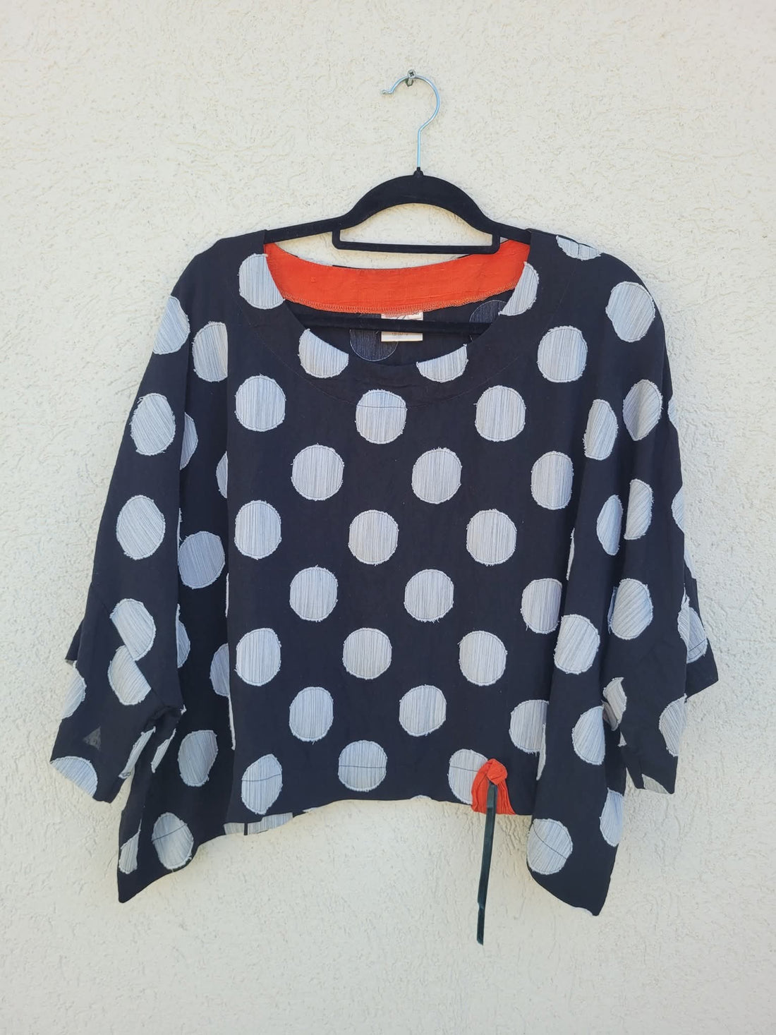 טופ שחור עם עיגולים לבנים