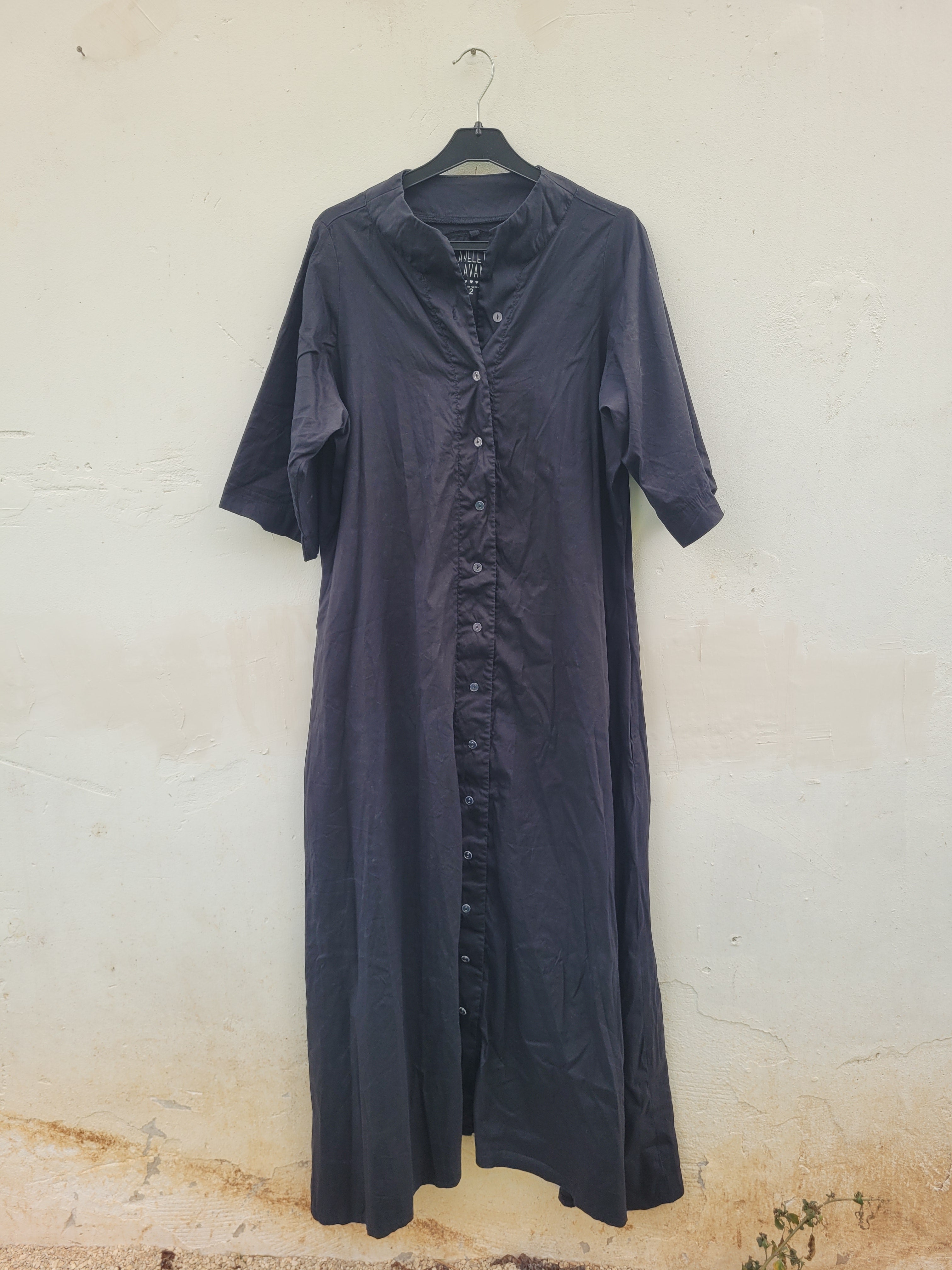 שמלה שחורה מכופתרת