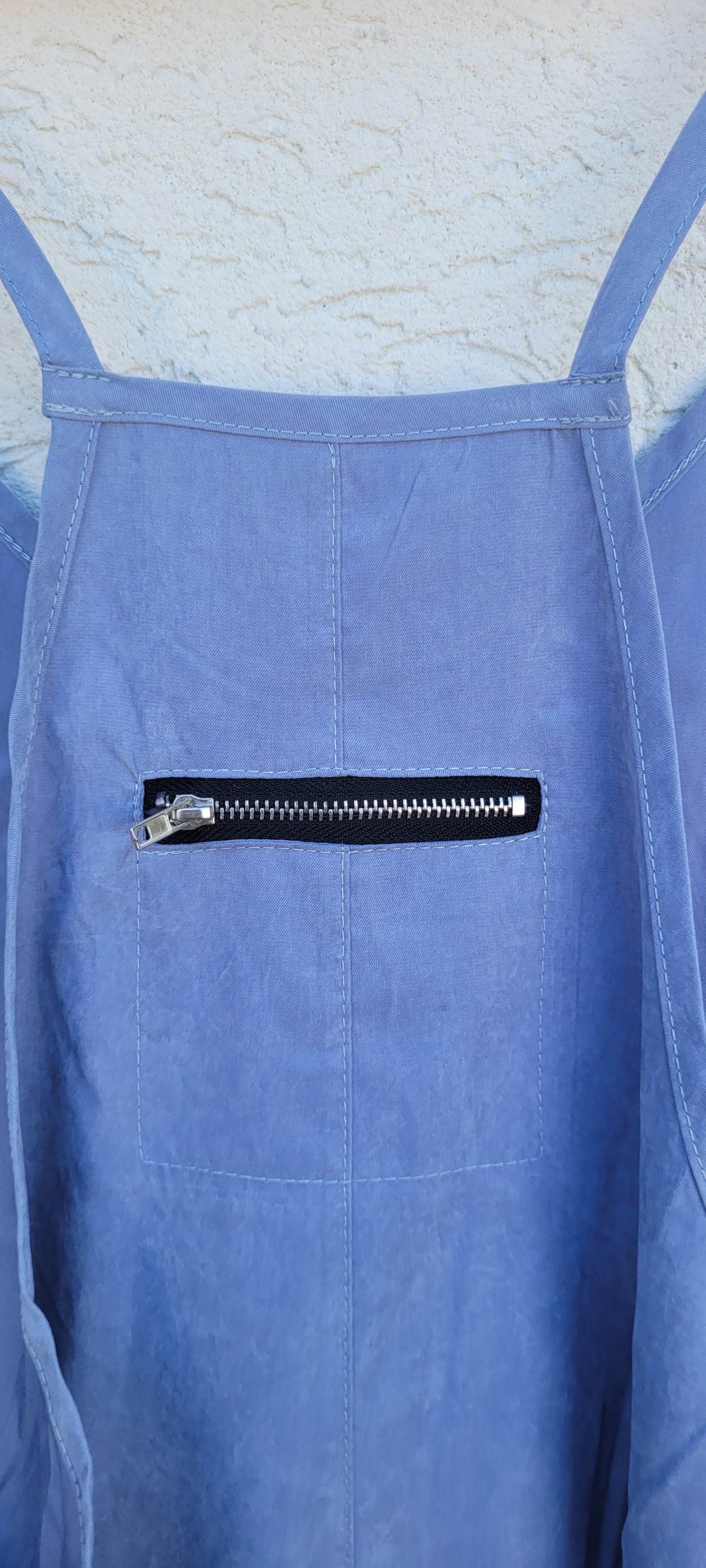 אוברול בגזרת שקי תכלת מבד עם מגע משי