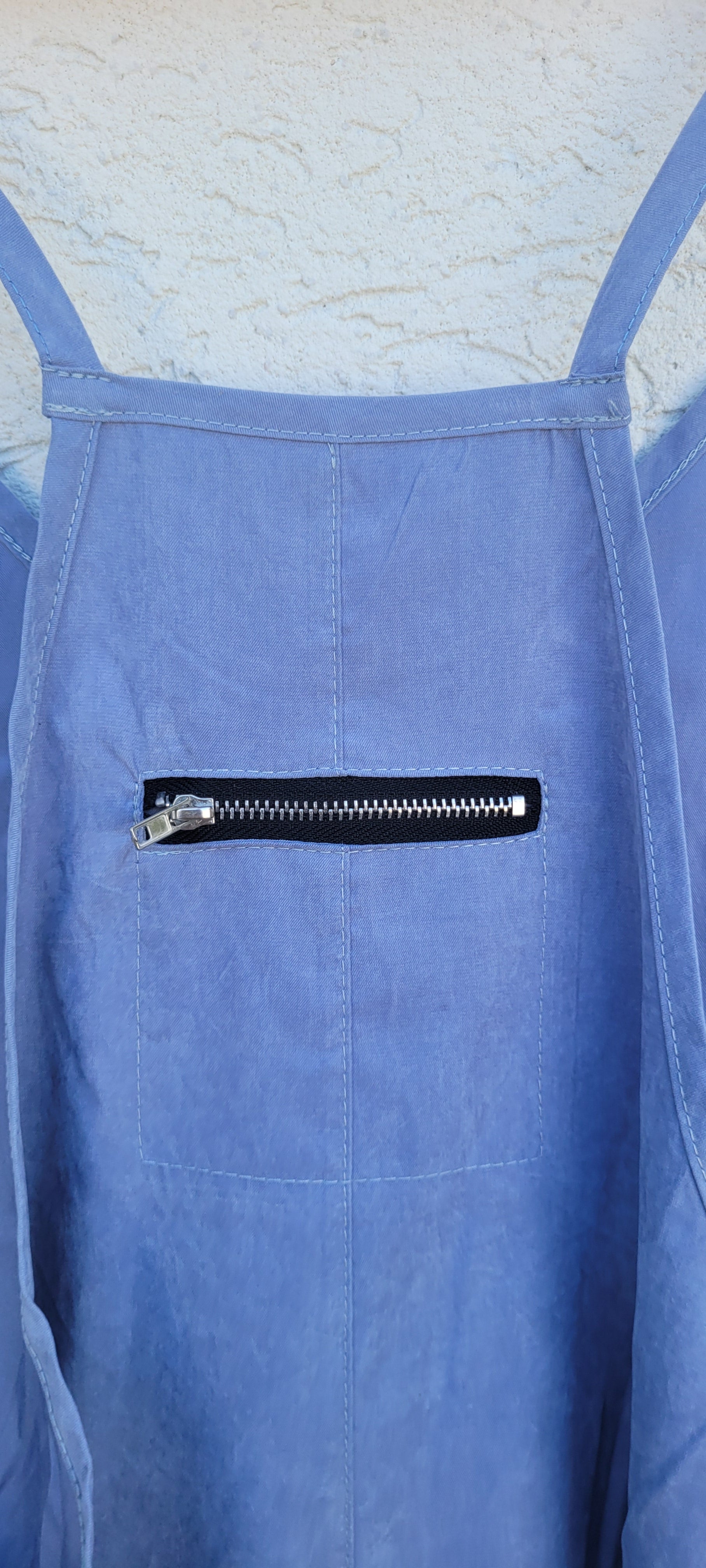 אוברול בגזרת שקי תכלת מבד עם מגע משי