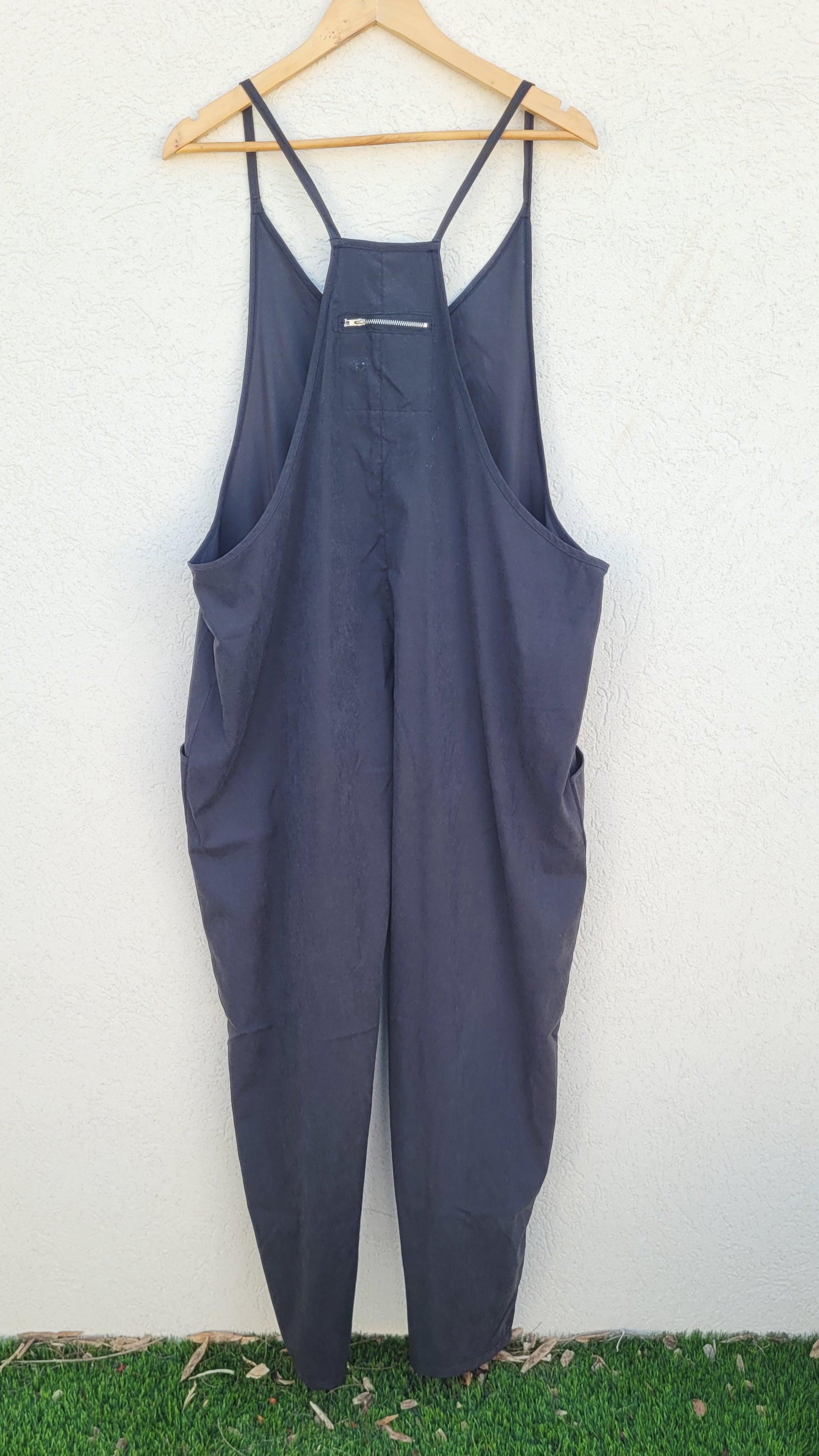 אוברול בגזרת שקי שחור מבד עם מגע משי