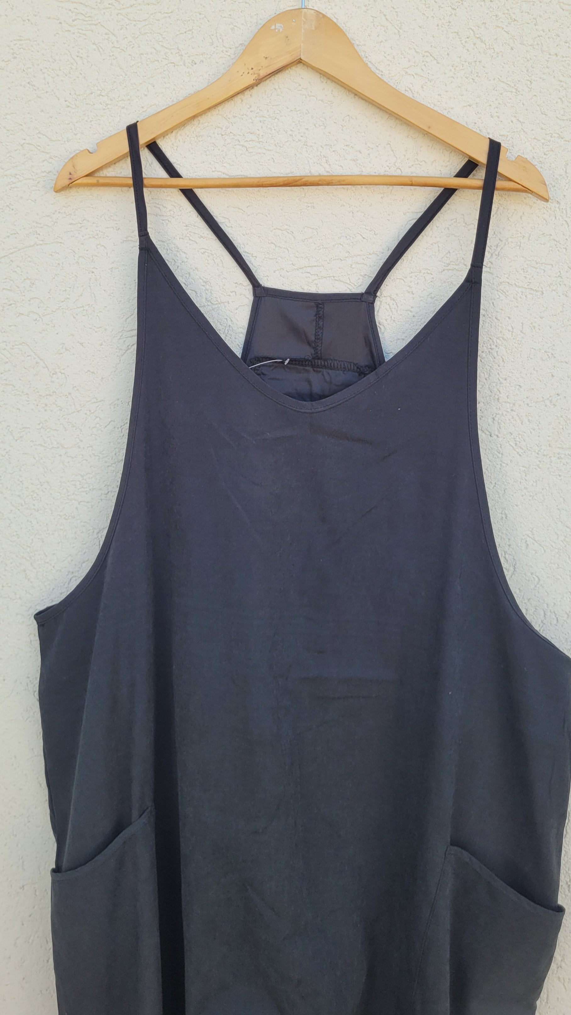 אוברול בגזרת שקי שחור מבד עם מגע משי