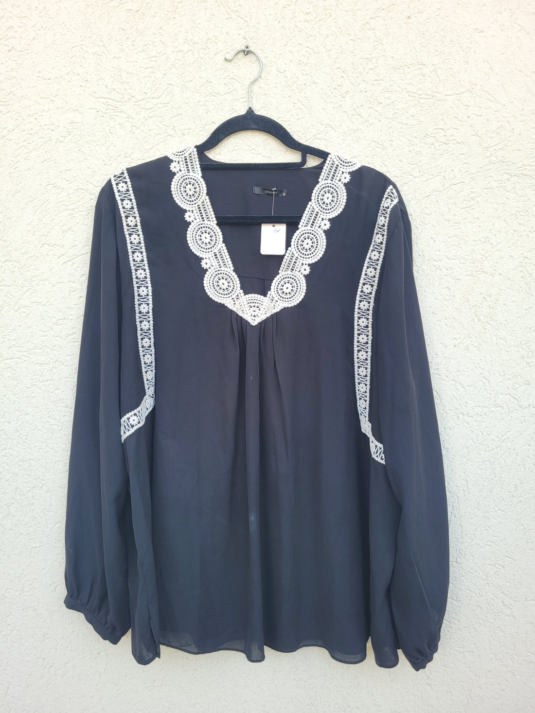 חולצה שחורה עם תחרה לבנה