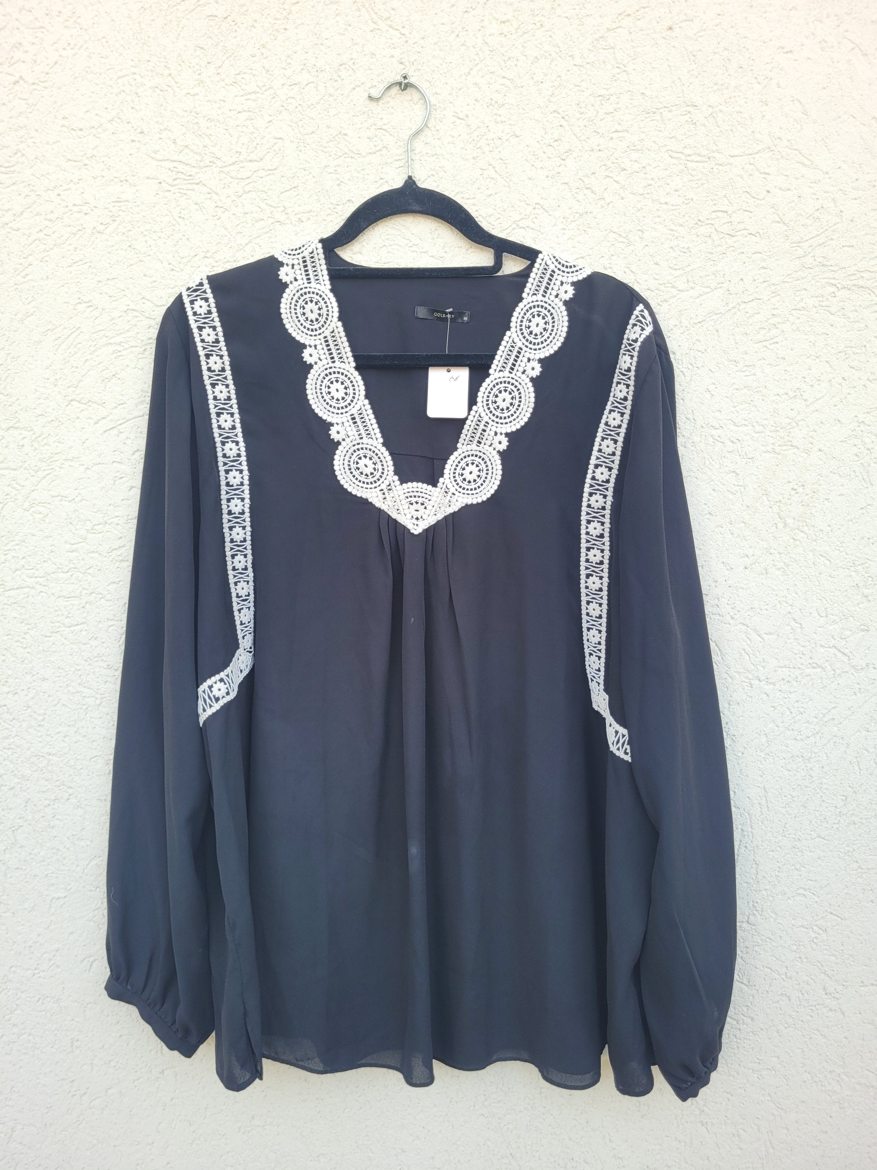 חולצה שחורה עם תחרה לבנה