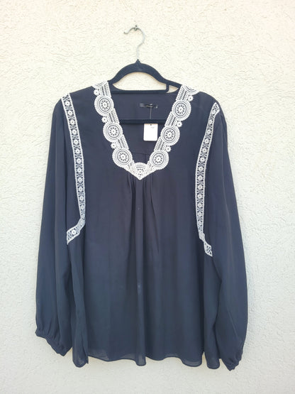 חולצה שחורה עם תחרה לבנה