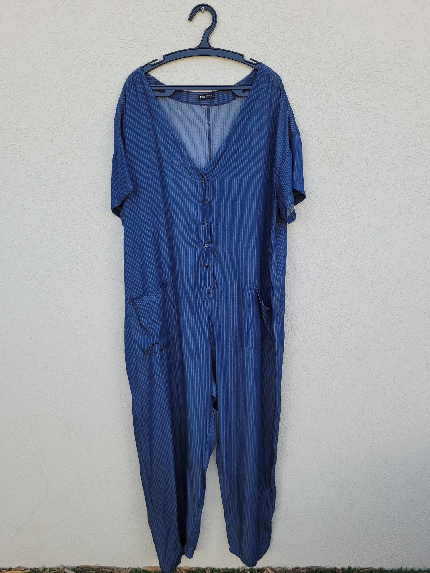 אוברול כחול עם פסים דקים