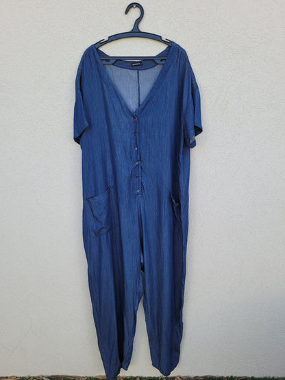 אוברול כחול עם פסים דקים