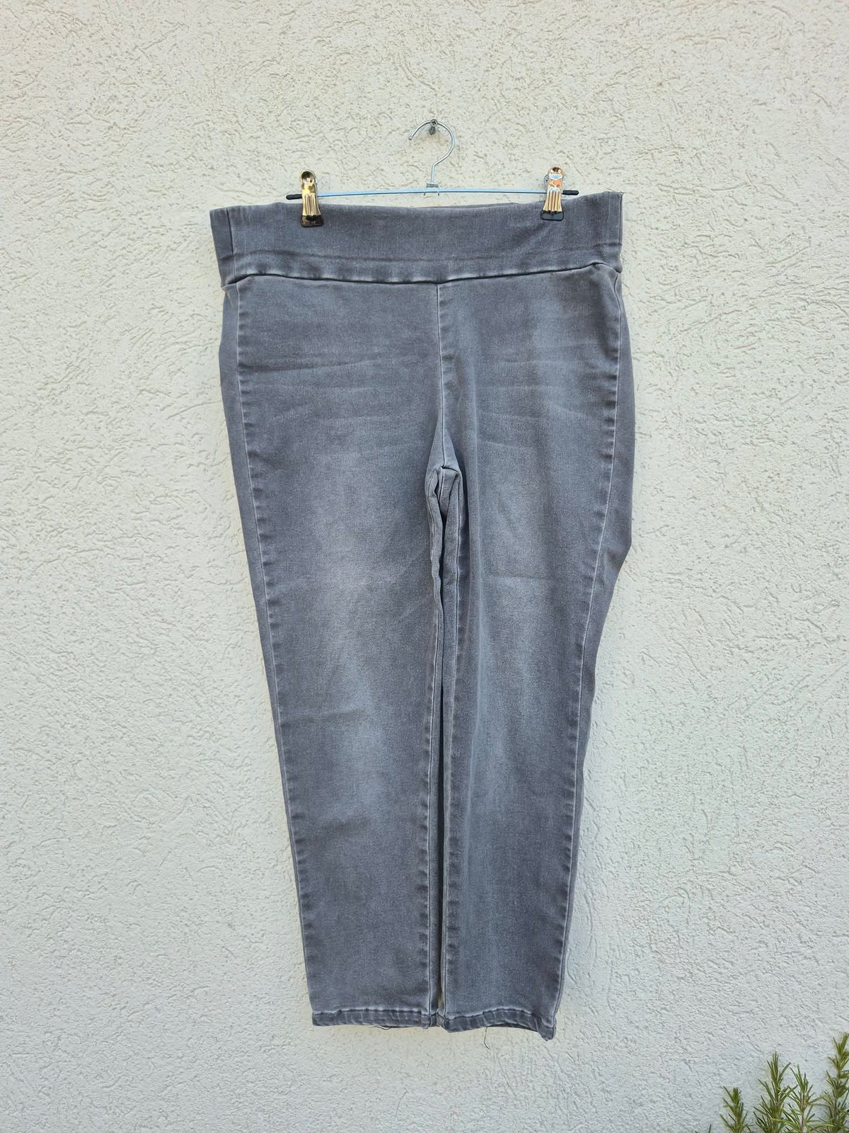 מכנסי גינס אפורים