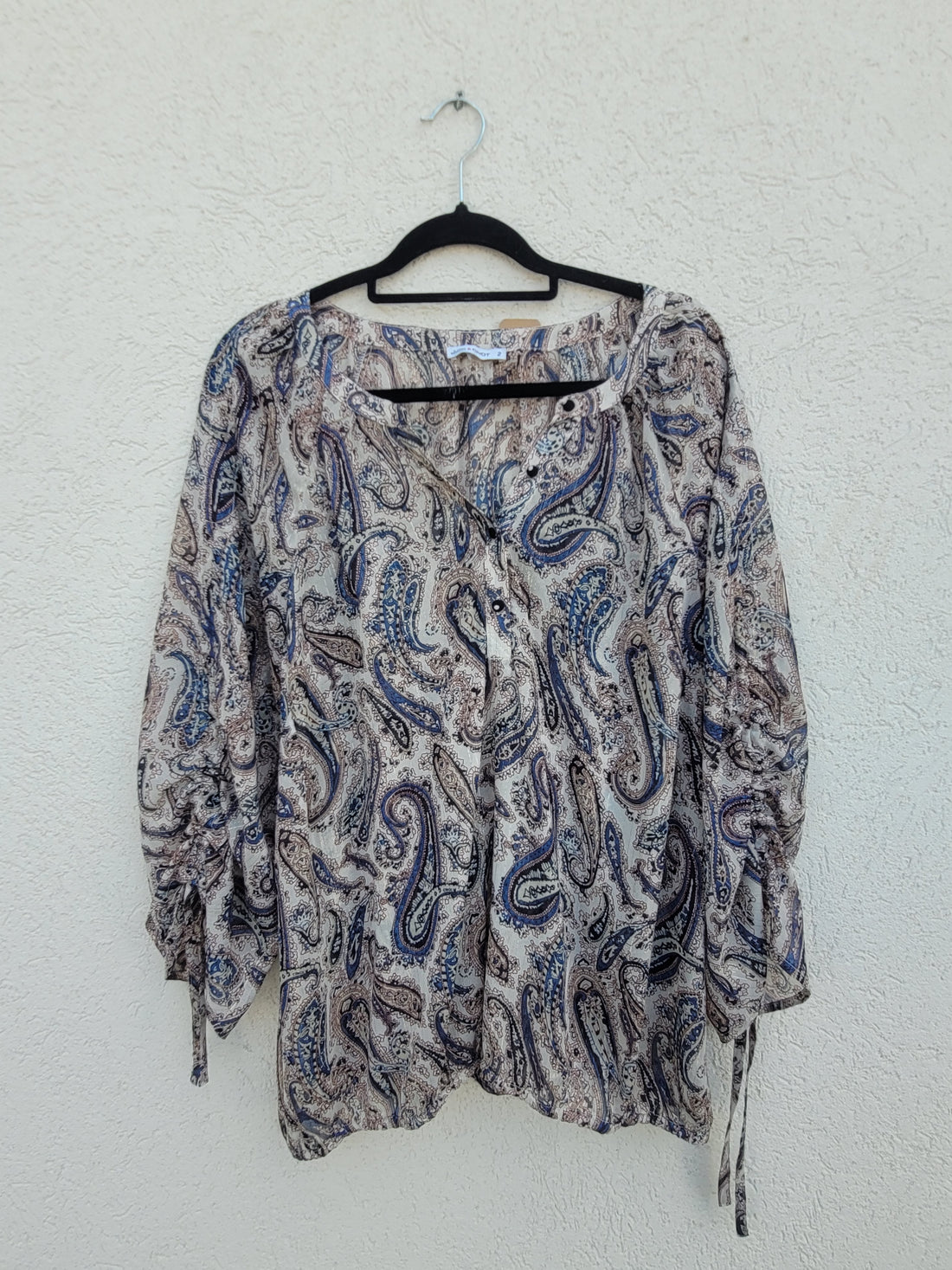 חולצה בהירה עם פסי זהב