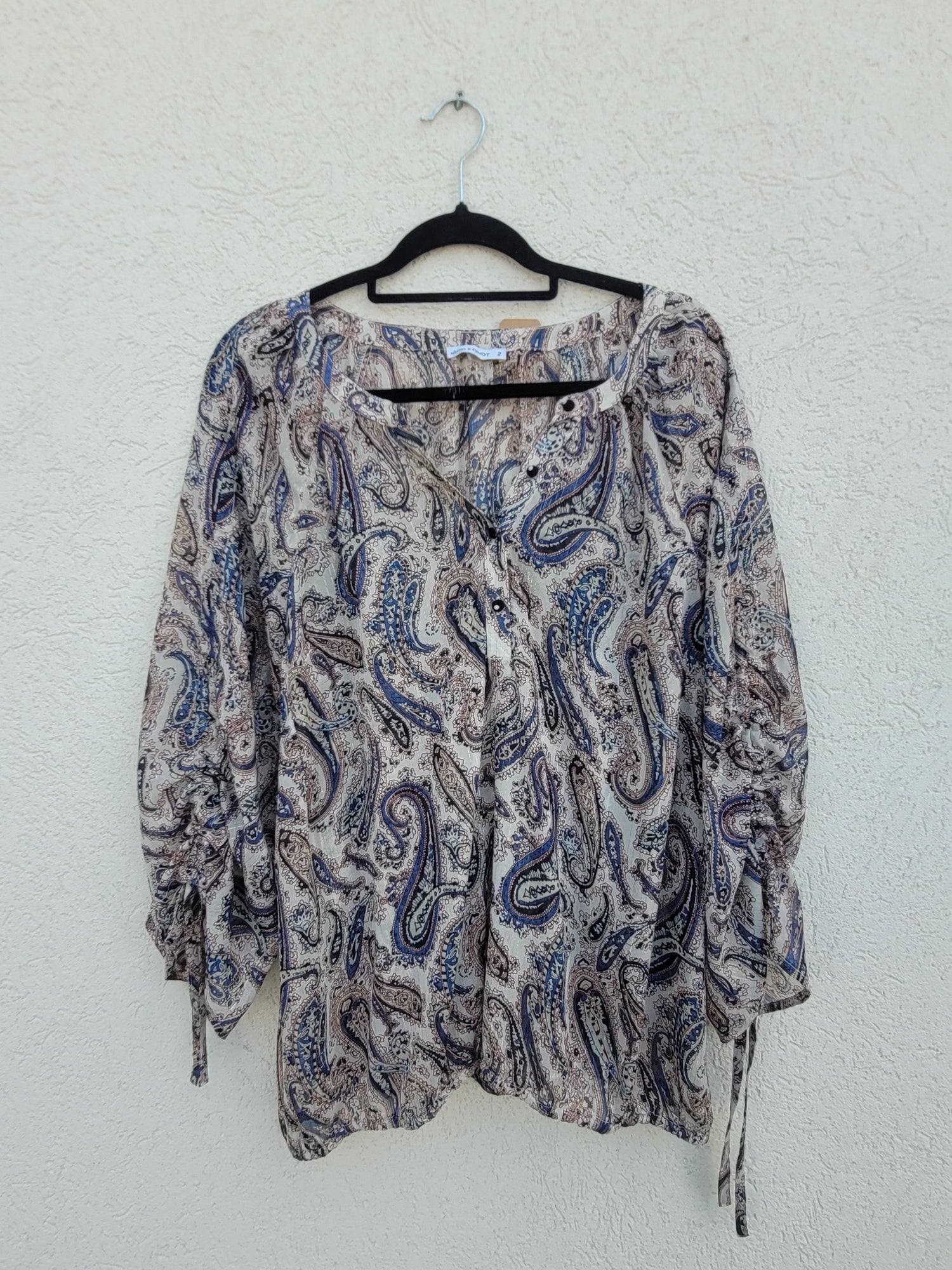 חולצה בהירה עם פסי זהב