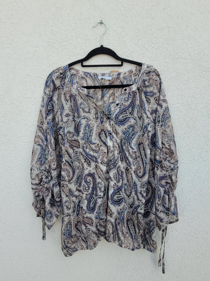 חולצה בהירה עם פסי זהב