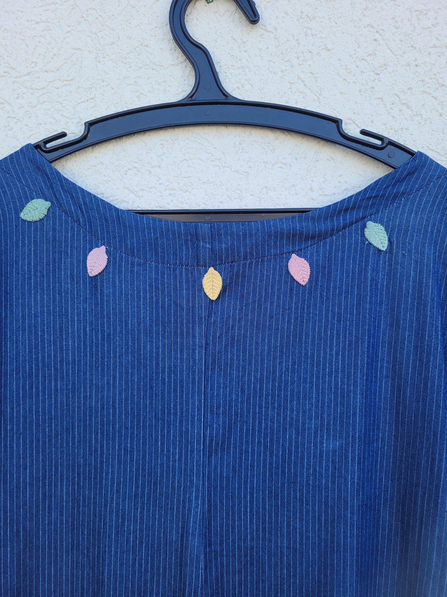 אוברול כחול עם פסים דקים