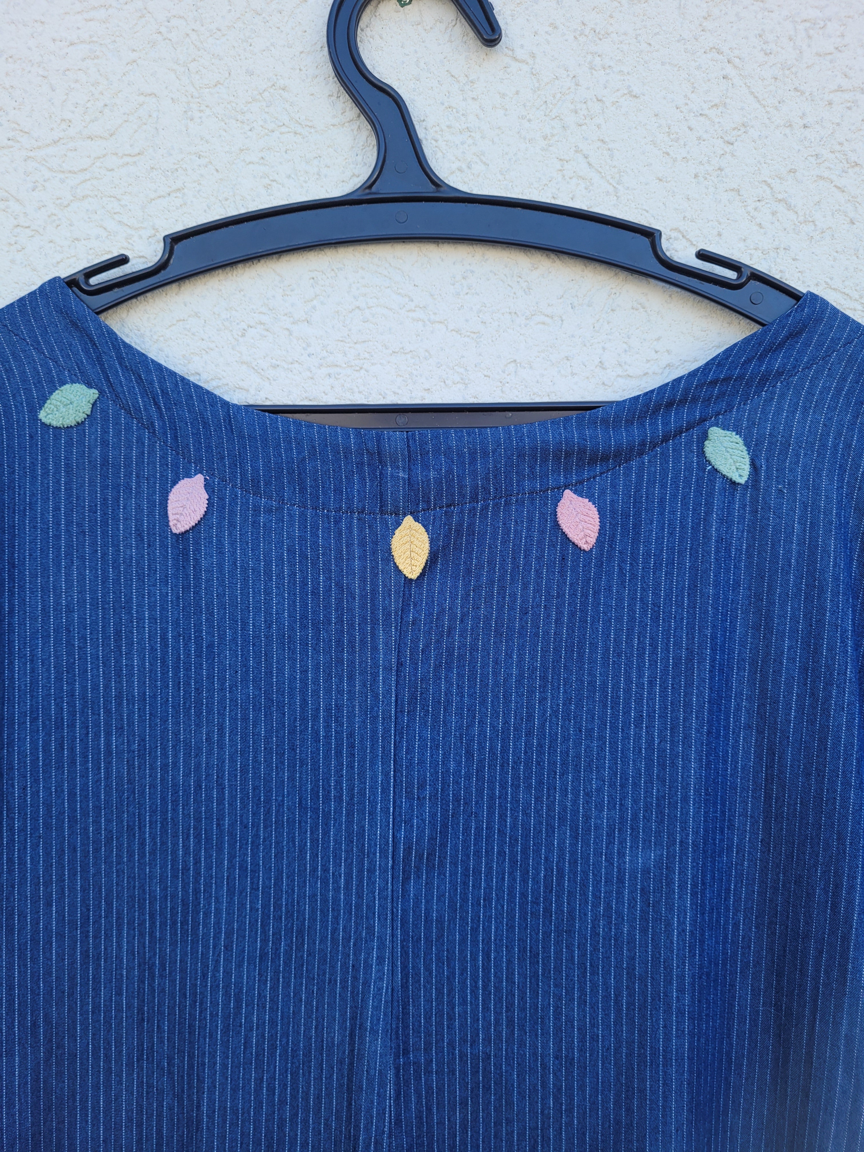 אוברול כחול עם פסים דקים