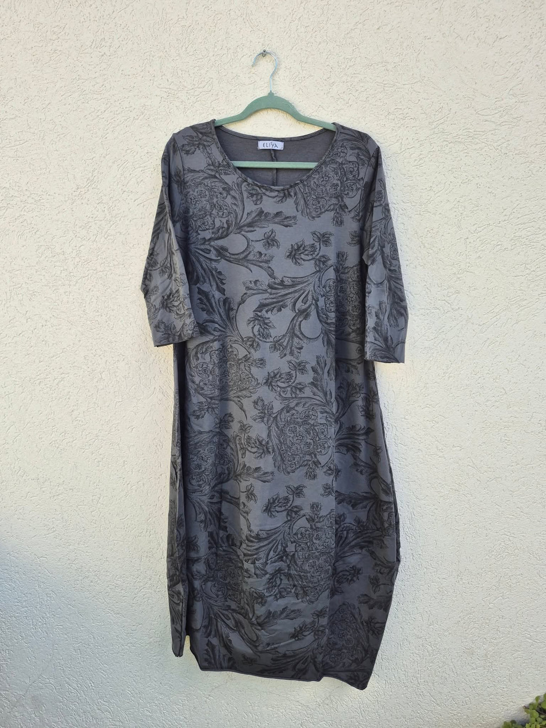 שמלה אפורה עם איורי פרחים