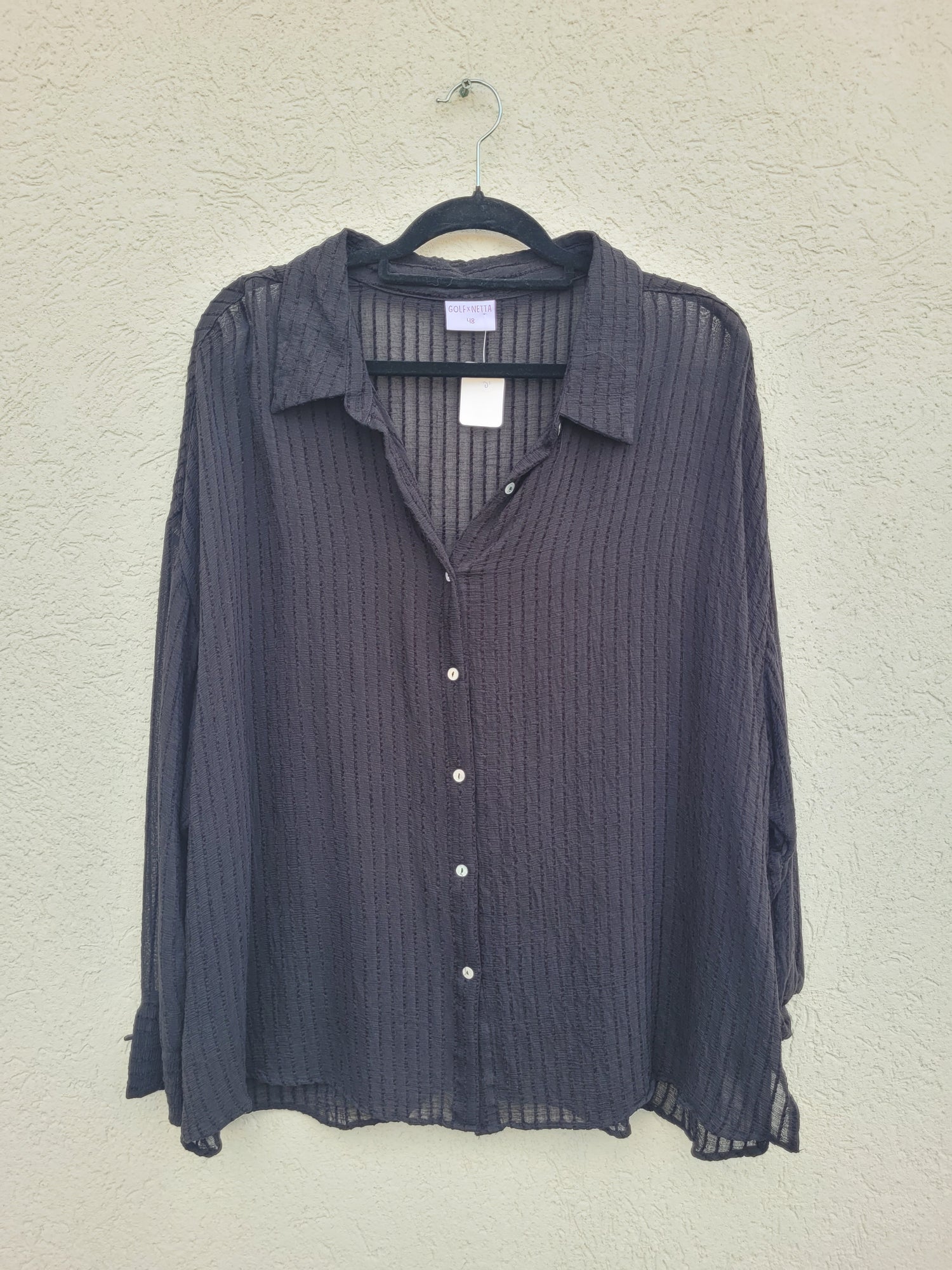 חולצה שחורה מכופתרת בשקיפות עדינה