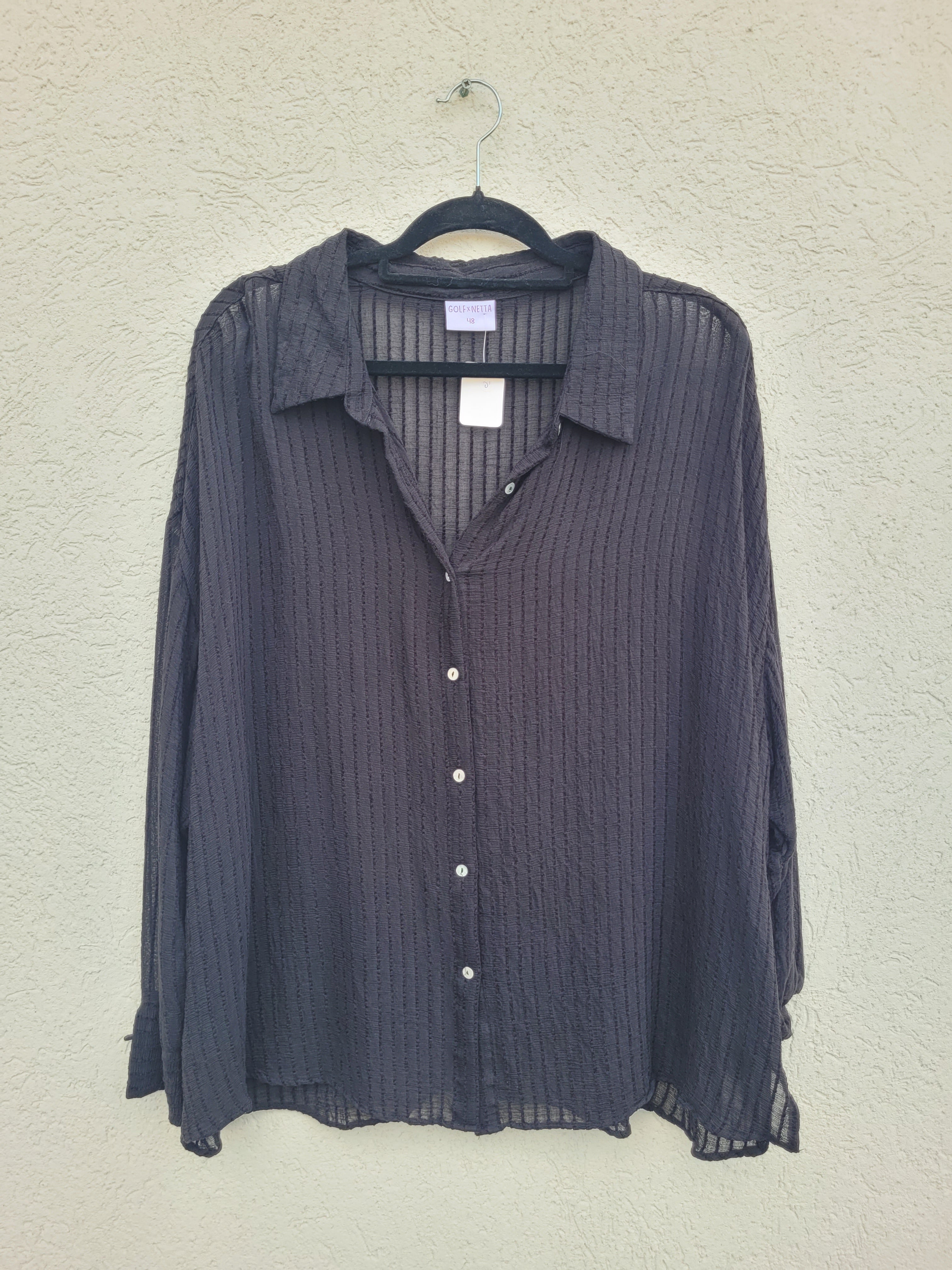 חולצה שחורה מכופתרת בשקיפות עדינה